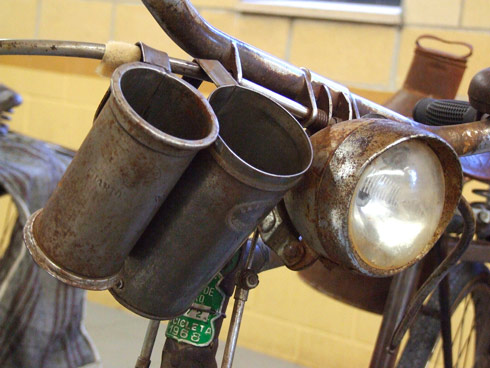 Detalle de bicicleta de reparto de leche