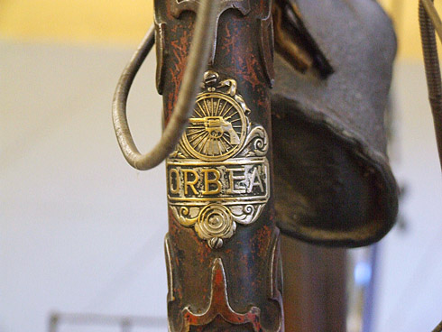 Detalle del antiguo escudo de Orbea, donde muestra su pasado como fabricante de armas