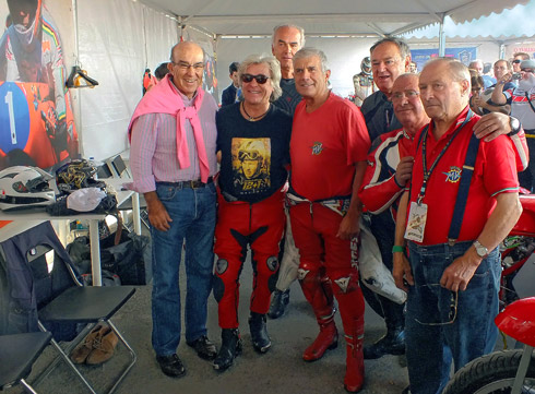 Carmelo Ezpeleta, Ángel Nieto, Giacomo Agostini y el equipo MV Augusta