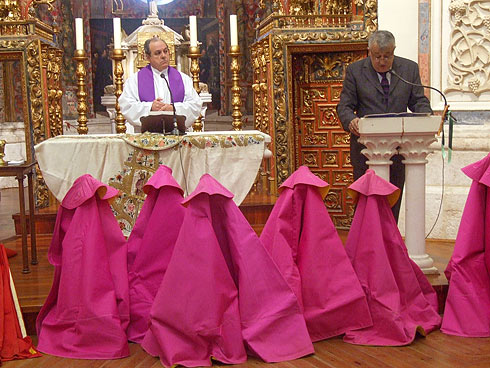 Trastos y Capotes rodeando el Altar.