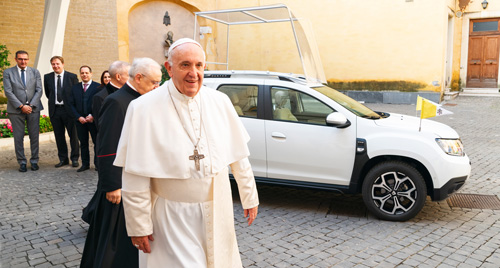 Su Santidad el Papa Francisco ante el “Daciamóvil”