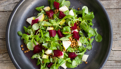 Ensalada de canónigos, lentejas, pera y remolacha