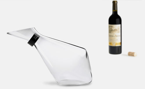 Jarra de exquisito y elegante diseño para servir el vino en las copas Jarra de exquisito y elegante diseño para servir el vino en las copas