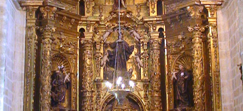 Antes el brillo de bombillas incandescentes dificultaba la contemplación del retablo Antes el brillo de bombillas incandescentes dificultaba la contemplación del retablo