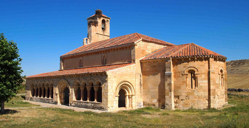 Vista general de la iglesia románica de Duratón