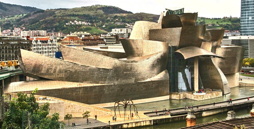 33.000 láminas finísimas de titanio cubren el exterior 33.000 láminas finísimas de titanio cubren el exterior