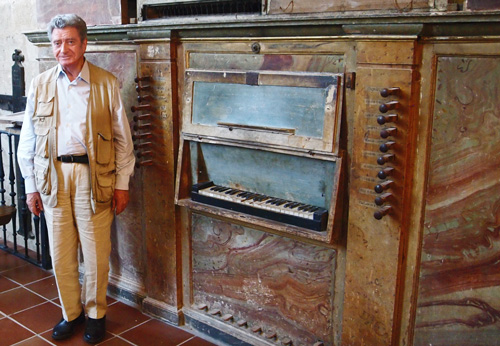 Antonio Baciero ante el teclado del órgano