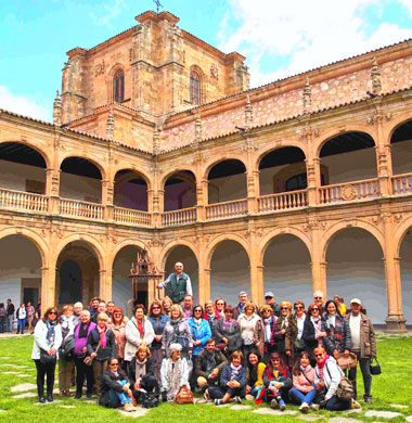 Posando en el patio del salmantino colegio Fonseca, con su característico cimborrio cuadrangular como fondo