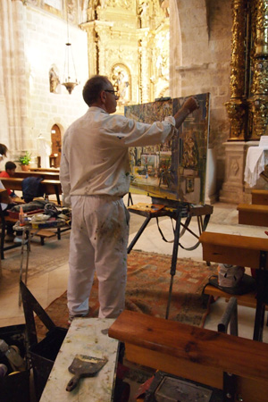 Severiano Monge en pleno trabajo dentro del templo