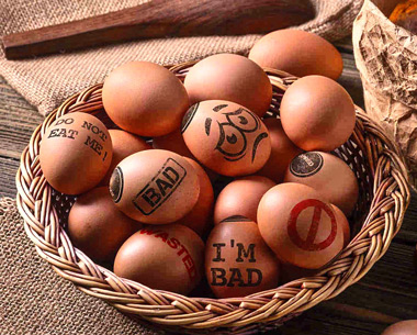 Dibujos propuestos para advertir qué huevos no resulta aconsejable consumir Dibujos propuestos para advertir qué huevos no resulta aconsejable consumir
