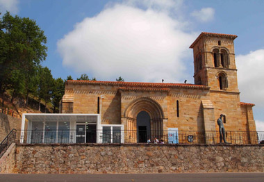 Fachada sur de la Iglesia de Santa Cecilia Fachada sur de la Iglesia de Santa Cecilia
