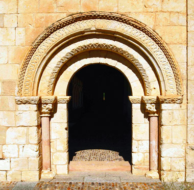 Entrada al pórtico desde el lado este