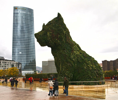 ‘Puppy’ y al fondo el edificio de la sede de Iberdrola