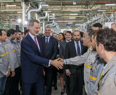 Felipe VI saludando al personal de la factoría Renault de Valladolid