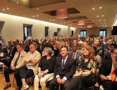 Santiago Domínguez en primera fila entre su mujer, Mari Paz (I) y Charo Carmona (D)