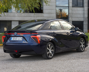 Vista posterior del Toyota Mirai Fuel Cell