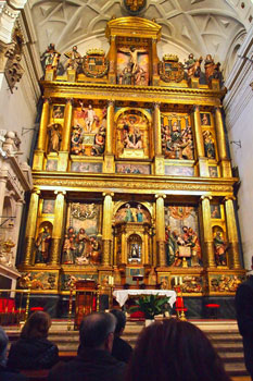 Ante el retablo de la Iglesia de San Miguel de Valladolid