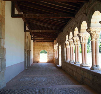 Interior del pórtico, con la puerta del este al fondo