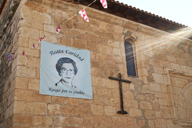 Mural colocado en el muro de la iglesia de Santa Cruz de la Salceda