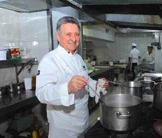 Santiago Domínguez fotografiado entre fogones Santiago Domínguez fotografiado entre fogones