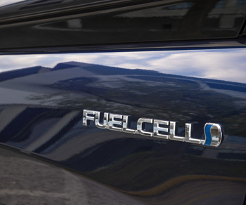 Etiqueta ‘FUEL CELL’ que identifica a este Toyota Etiqueta ‘FUEL CELL’ que identifica a este Toyota