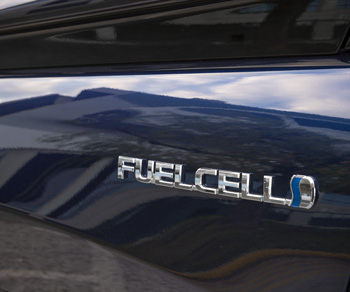 Etiqueta ‘FUEL CELL’ que identifica a este Toyota