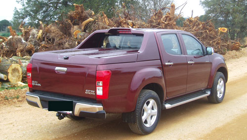 Vista trasera de un ‘pick-up’ de caja cerrada Vista trasera de un ‘pick-up’ de caja cerrada