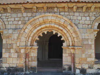 Arco lobulado en el acceso meridional al pórtico