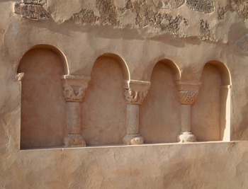 Arcos del lado oriental parcialmente tapiados Arcos del lado oriental parcialmente tapiados