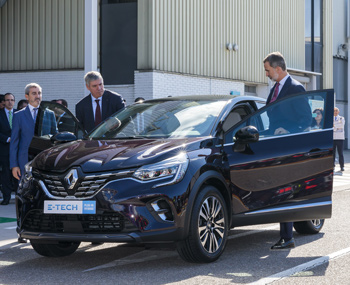 Felipe VI y José Vicente de los Mozos disponiéndose a realizar un breve recorrido con el nuevo Captur Felipe VI y José Vicente de los Mozos disponiéndose a realizar un breve recorrido con el nuevo Captur