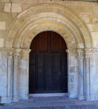 Acceso a la iglesia por la puerta sur