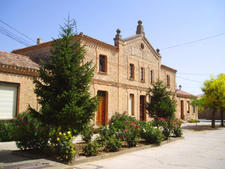 Edificio de las antiguas escuelas de Vadocondes