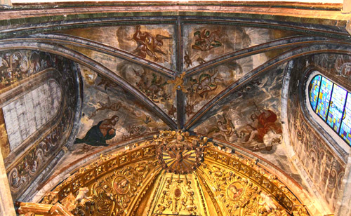 Frescos pintados en la bóveda (siglo XVIII) Frescos pintados en la bóveda (siglo XVIII)