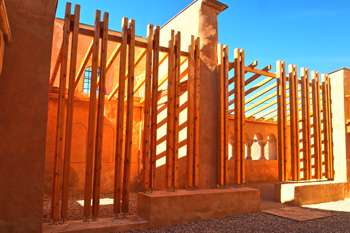 Estas vigas verticales ocupan el lugar en que antes estuvo la pared sur de la iglesia Estas vigas verticales ocupan el lugar en que antes estuvo la pared sur de la iglesia
