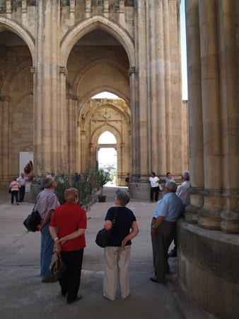 Interior del templo, con la puerta oeste al fondo