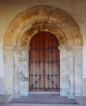 Acceso a la iglesia por la puerta oeste