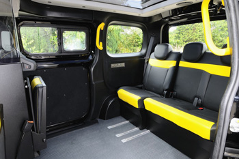 Interior de un taxi e-NV200 londinense