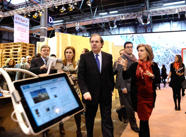 Juan Vicente Herrera visitando el stand de Castilla y León