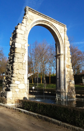Arco del convento de Sancti Spiritus en el parque de la Virgen de las Viñas Arco del convento de Sancti Spiritus en el parque de la Virgen de las Viñas