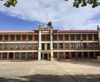 Centro Cívico. Fue Colegio Municipal. Su patio se convertirá en plaza pública para el Barrio