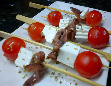 Brochetas de queso tomate y anchoas