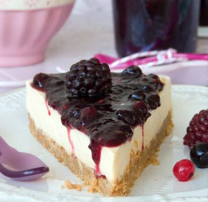 Tarta fría de queso en mousse con mermelada de moras