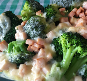 Brócoli con jamón york y queso