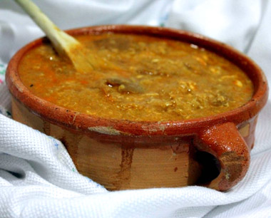 Sopa de pan viejo con caldo de carne y ave Potaje de fabes con setas