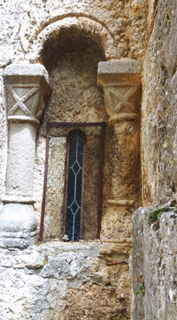 Ventana románica de la ermita de La Blanca (Pinillos de Esgueva) Ventana románica de la ermita de La Blanca (Pinillos de Esgueva)
