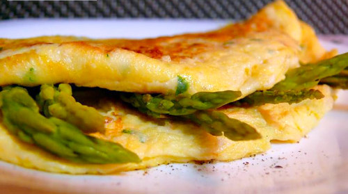 Tortilla francesa con gambas y espárragos verdes