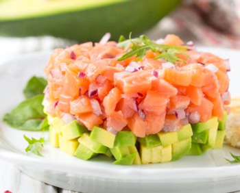 Tartar con salmón fresco y aguacate Tartar con salmón fresco y aguacate