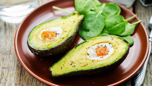 Aguacate al horno con huevo