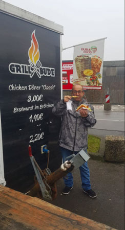 José Mateos Mariscal degustando un Currywurst 