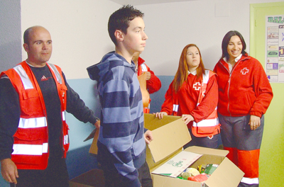 Miembros de Cruz Roja aranda participando activamente en la campaña de alimentos